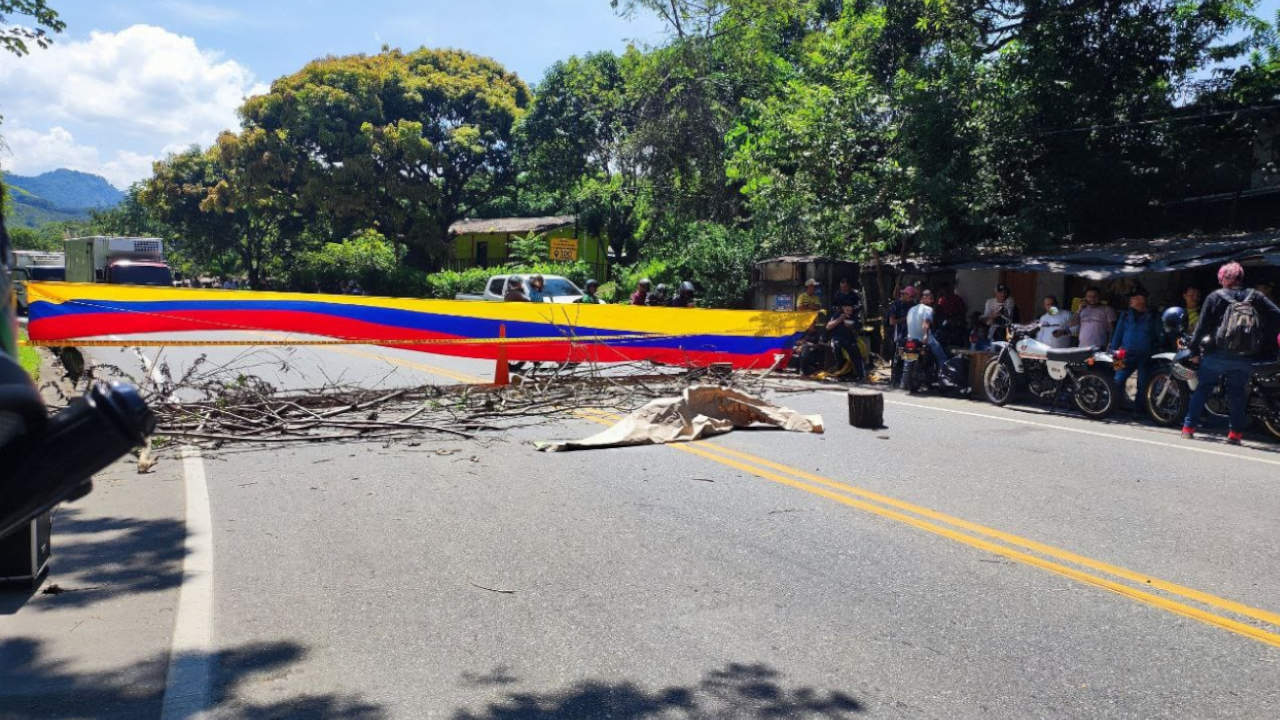 Comunidad de San Roque protesta debido a los proyectos de minería ejecutados en ese sector Comunidad de San Roque protesta debido a los proyectos de minería ejecutados en ese sector