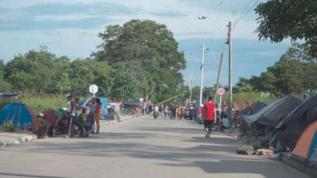Hay más de 5.000 migrantes represados en Urabá Menores de edad no van al colegio en Necoclí porque quieren trabajar con migrantes