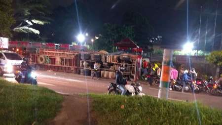 Tractomula que transportaba cartón perdió el control y dejó un herido tractomula