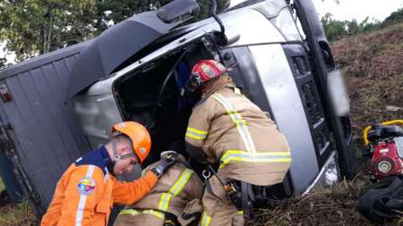 Bomberos de La Estrella rescatan a una persona atrapada en un vehículo bomberos-la-estrella-rescate