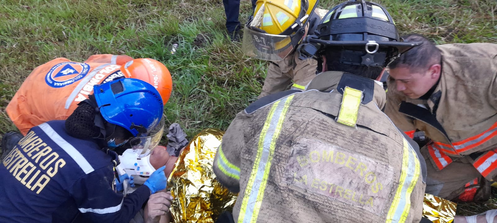 Bomberos de La Estrella rescatan a una persona atrapada en un vehículo 1 bomberos-la-estrella-rescate