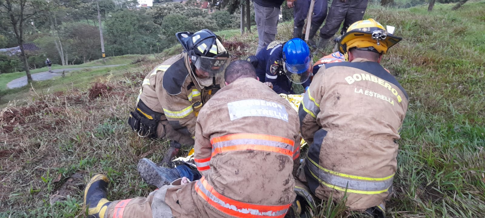 Bomberos de La Estrella rescatan a una persona atrapada en un vehículo 2 bomberos-la-estrella-rescate