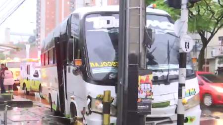 Bus no logró frenar y colisionó contra un poste en la Avenida El Poblado Bus no logró frenar y colisionó contra un poste en la Av. El Poblado