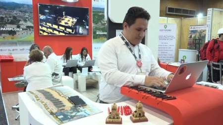 Más de 600 expositores presentan en Medellín la oferta turística del país