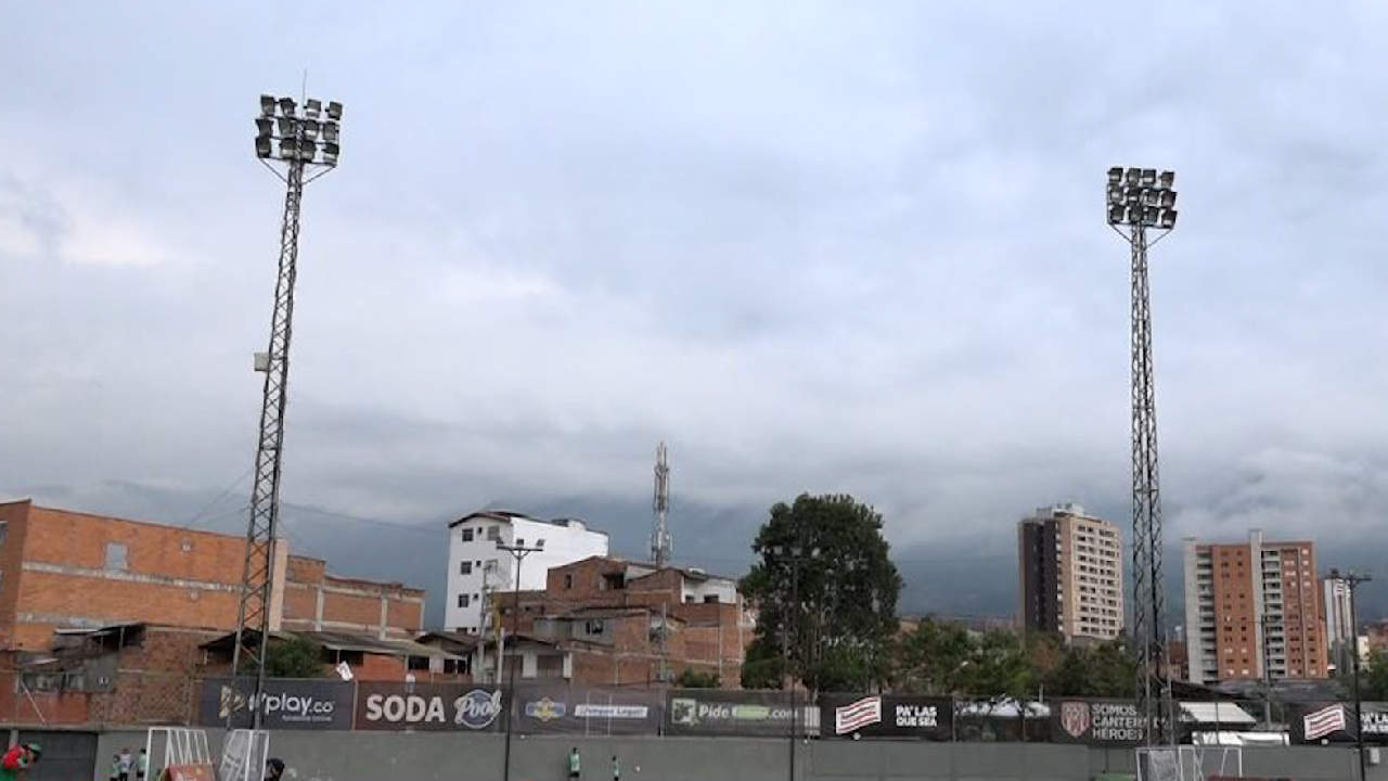 Luminarias del Polideportivo Sur no cumplen requisitos