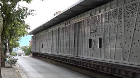 Ya van más de mil motos sancionadas por invadir el carril exclusivo de Metroplús en Manrique