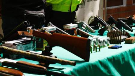 Médico veterinario tenía un arsenal de armas de fuego en su residencia