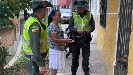 mujer-ayuda-perritos-medellin