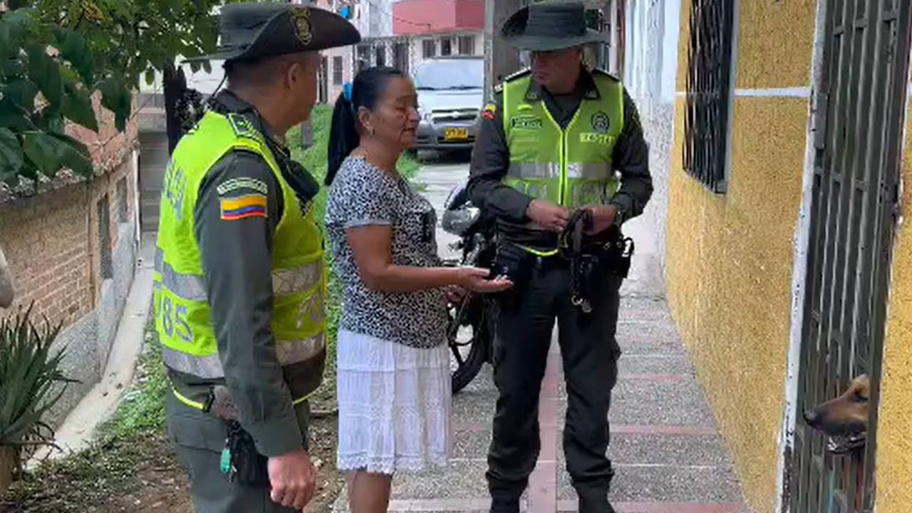 mujer-ayuda-perritos-medellin