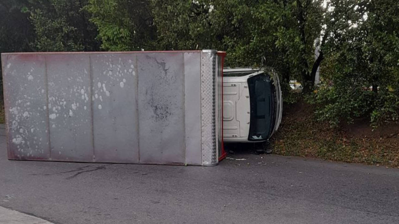 Accidente de Tránsito con volcamiento de camión en la altura de la Estación Poblado accidente-camion-volcado-poblado