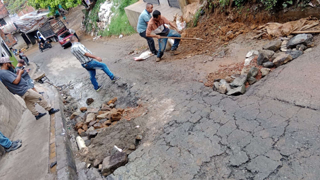 Conductores de buses en Medellín tapan huecos