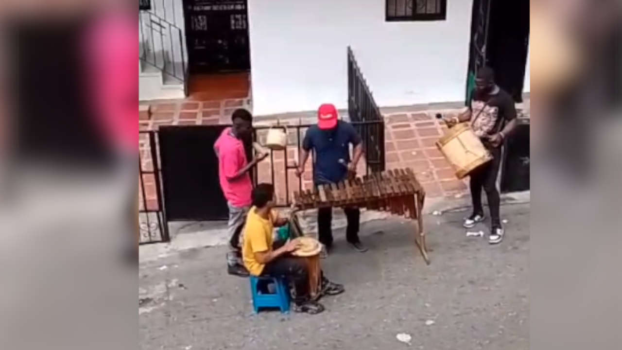 ciudadanos tocan instrumentos en las calles de Medellín