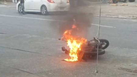 Motocicleta arde en llamas en Guayabal motocicleta-llamas-guayabal