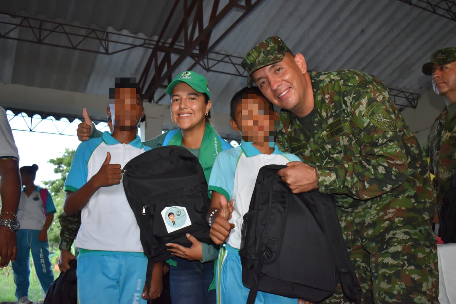 Ejército adelantó la navidad a niños de una vereda y comunidad indígena de Necoclí, Antioquia 1 ejercito-regalos-niños-necocli