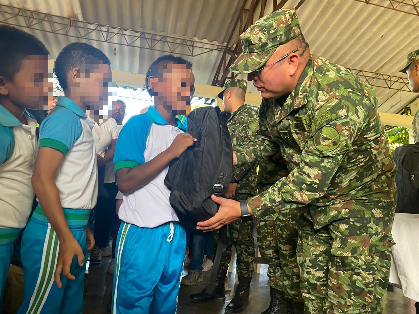 Ejército adelantó la navidad a niños de una vereda y comunidad indígena de Necoclí, Antioquia 3 ejercito-regalos-niños-necocli