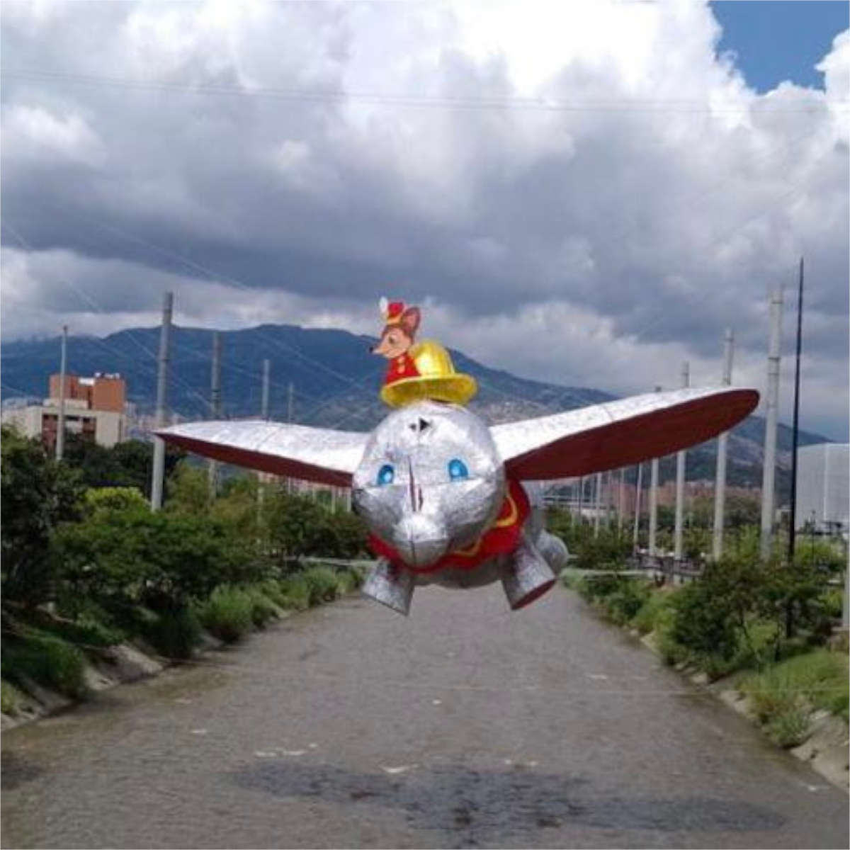Dumbo ya vuela sobre el río Medellín 2 dumbo alumbrados medellin 2023 2