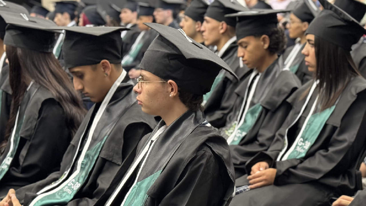 Más del 60% de estudiantes de Medellín culminan con programas técnicos