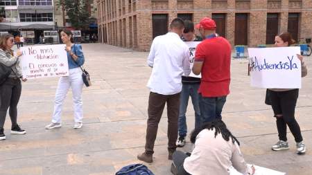 Con plantón, docentes piden agilizar contratación de ganadores de concurso de méritos