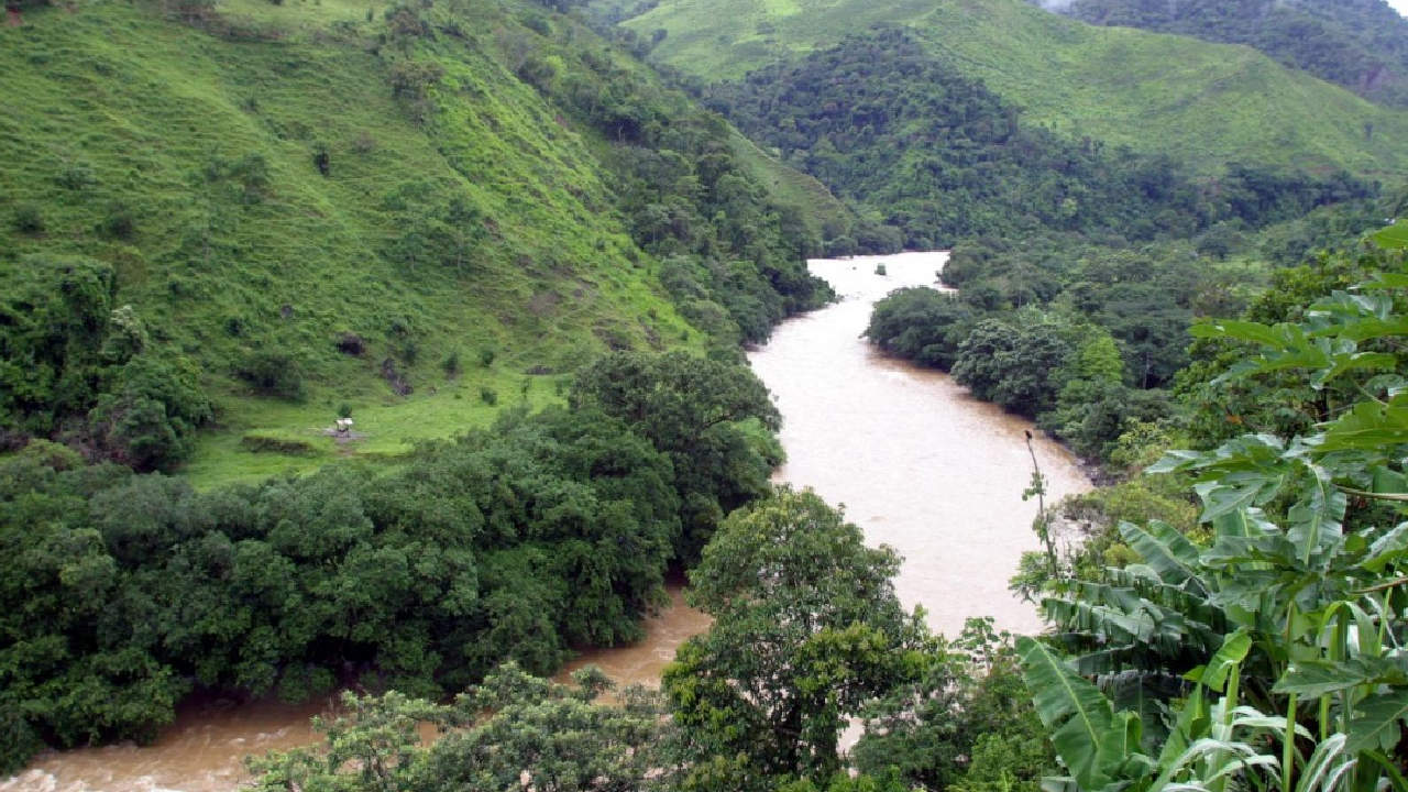 Buscan a un hombre de 28 años que cayó al río Porce en su motocicleta
