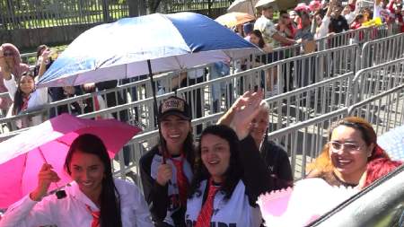 Cientos de fanáticos de RBD ya hacen fila para disfrutar del primer concierto de la agrupación en Medellín
