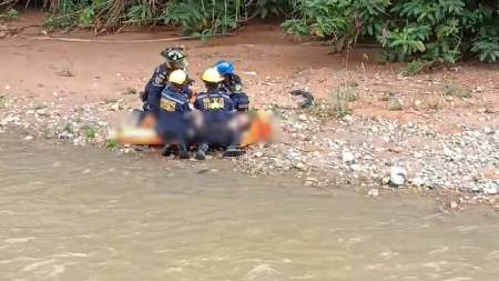 Un hombre fue rescatado en el río Medellín por Bomberos de la Estrella