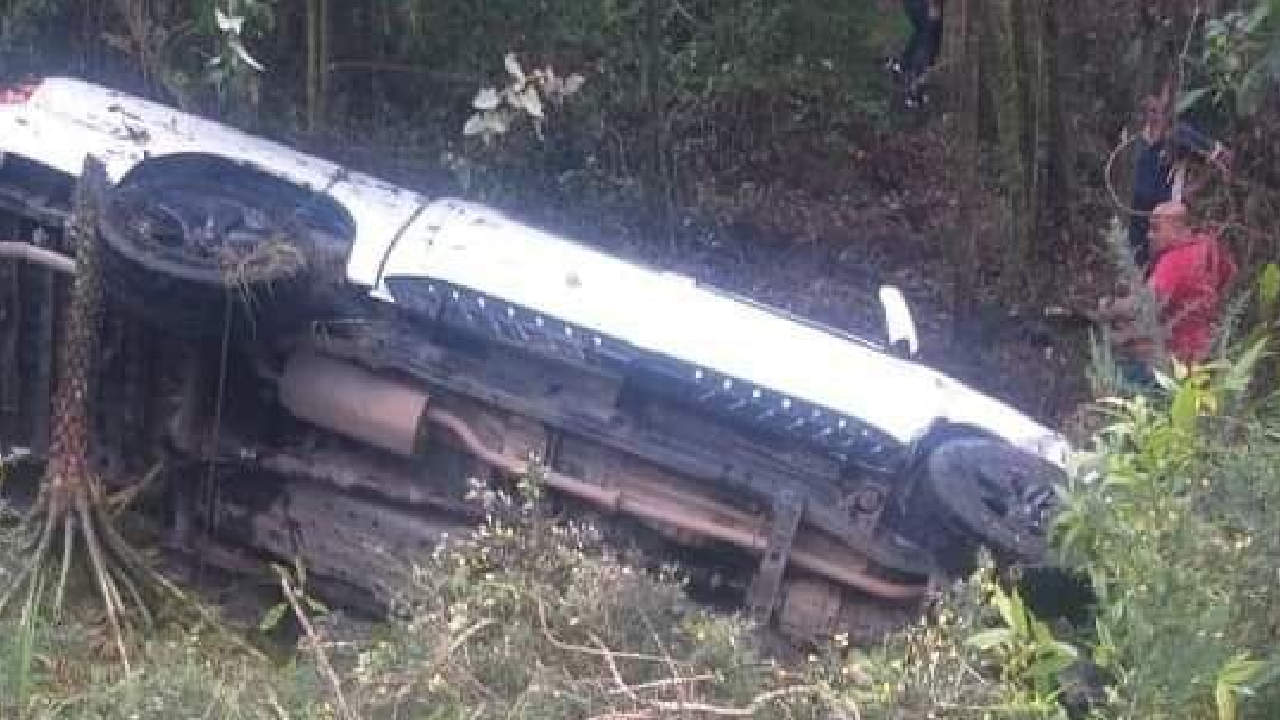 4 personas lesionadas dejó el volcamiento de un vehículo en Santa Elena
