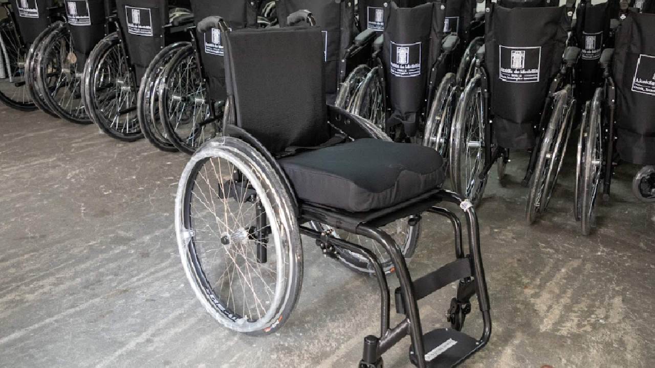 Proyecto de inclusión entrega 123 sillas de ruedas a población con discapacidad