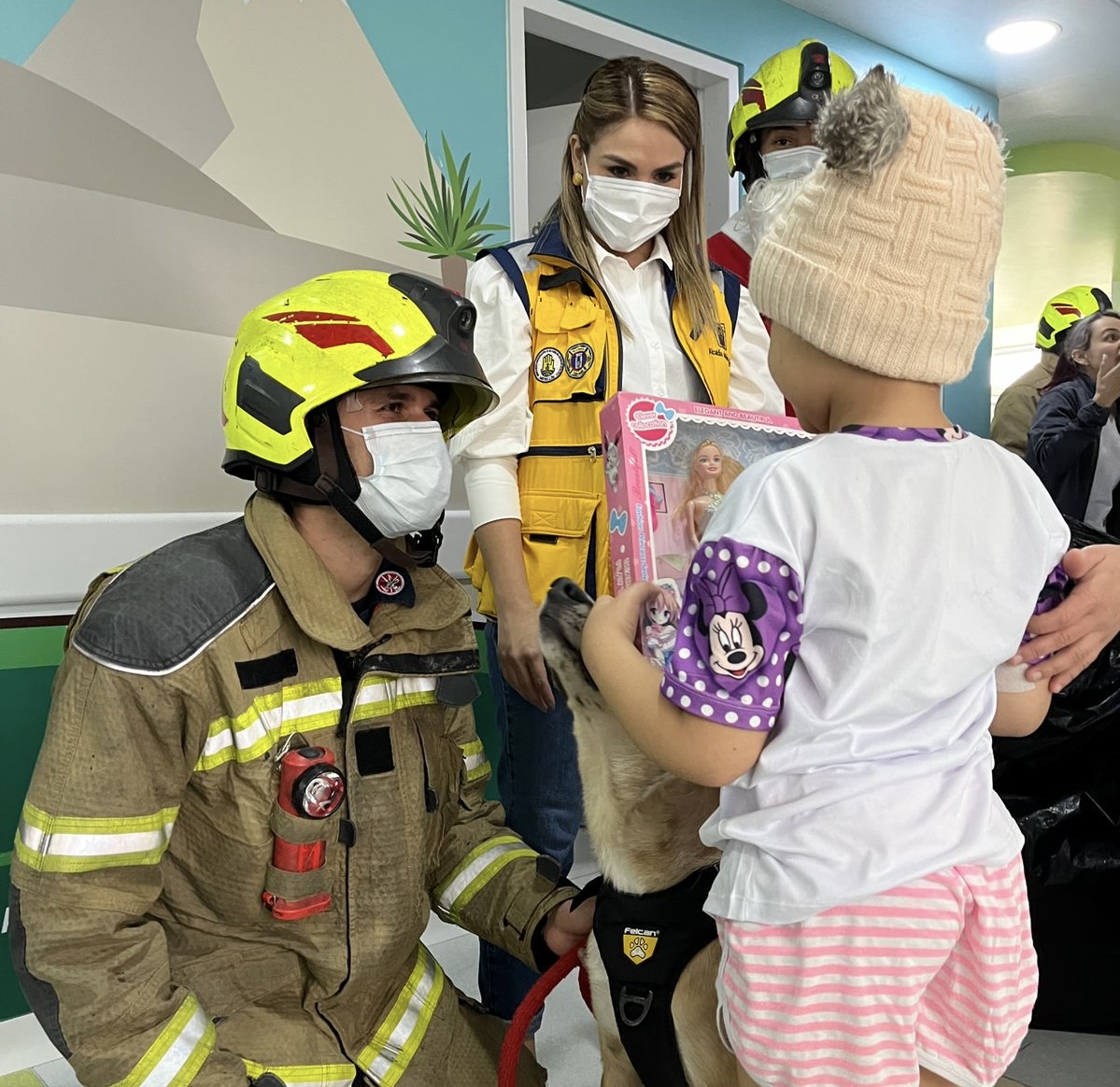 Dagrd y Bomberos Medellín les alegran la Navidad a niños en el Hospital San Vicente Fundación 1 bomberos-medellin-regalos-niños-hopitalizados