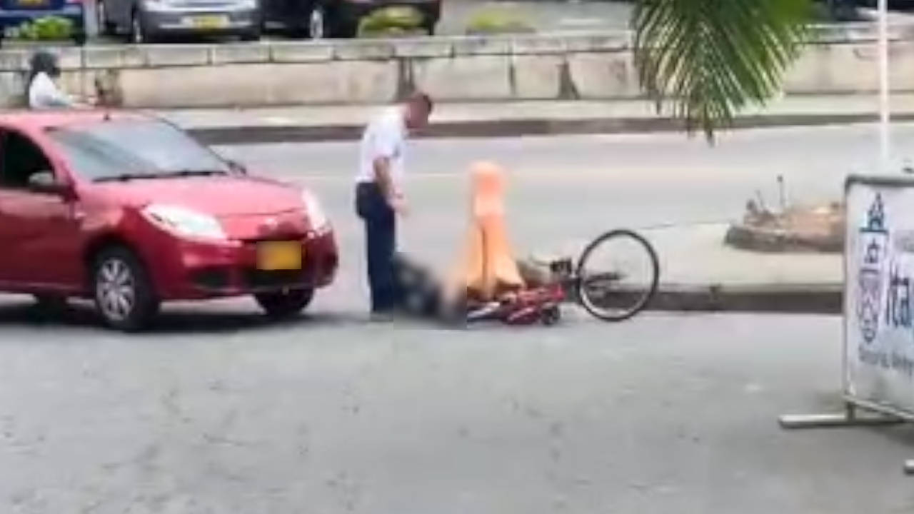 Accidente entre ciclista y vehículo particular en la glorieta de Ditaires, Itagüí accidente-itagui-ciclista