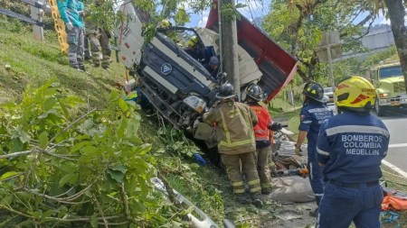 Bomberos de Medellín rescatan a conductor atrapado tras choque en Los Balsos Accidente-balsos-bomberos