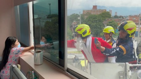 Dagrd y Bomberos Medellín les alegran la Navidad a niños en el Hospital San Vicente Fundación bomberos-medellin-regalos-niños-hopitalizados