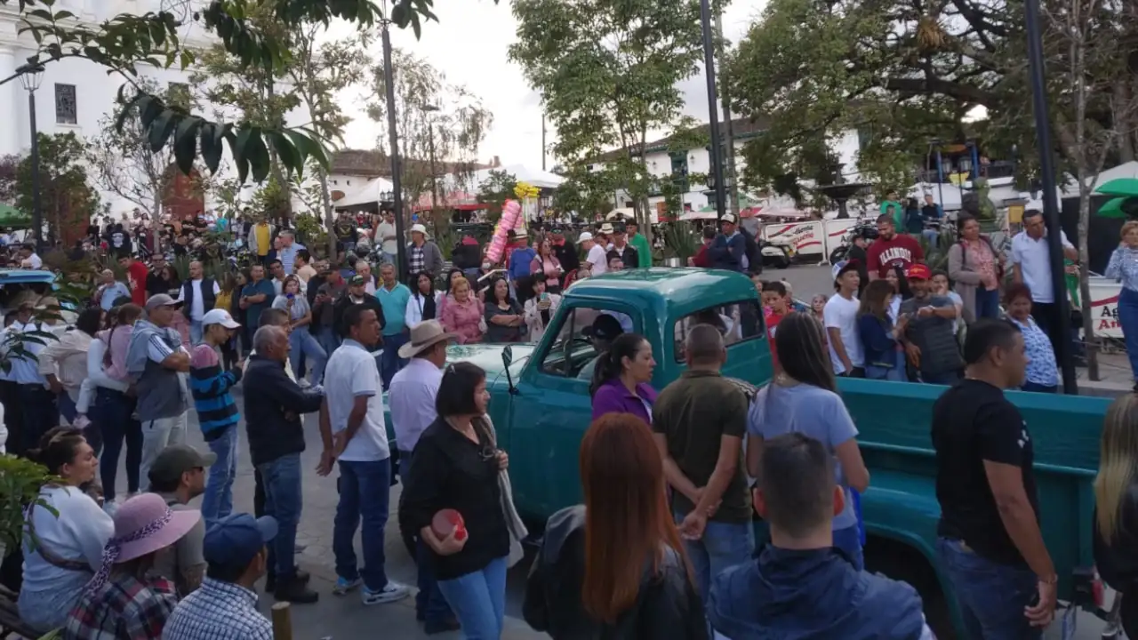 desfile-carros-clasicos-el-retiro-santiago-montoya