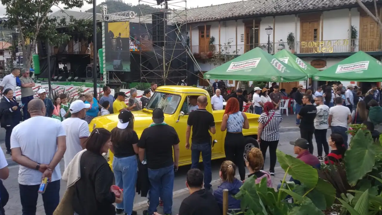 desfile-carros-clasicos-el-retiro-santiago-montoya