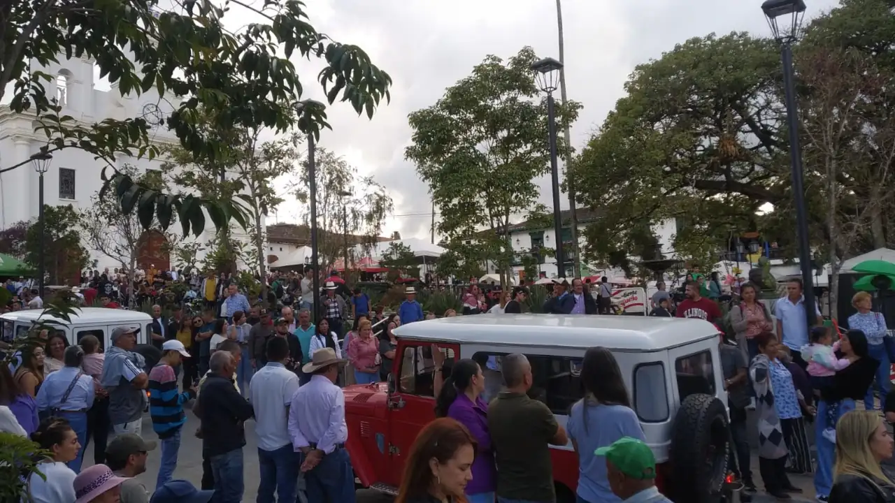 desfile-carros-clasicos-el-retiro-santiago-montoya