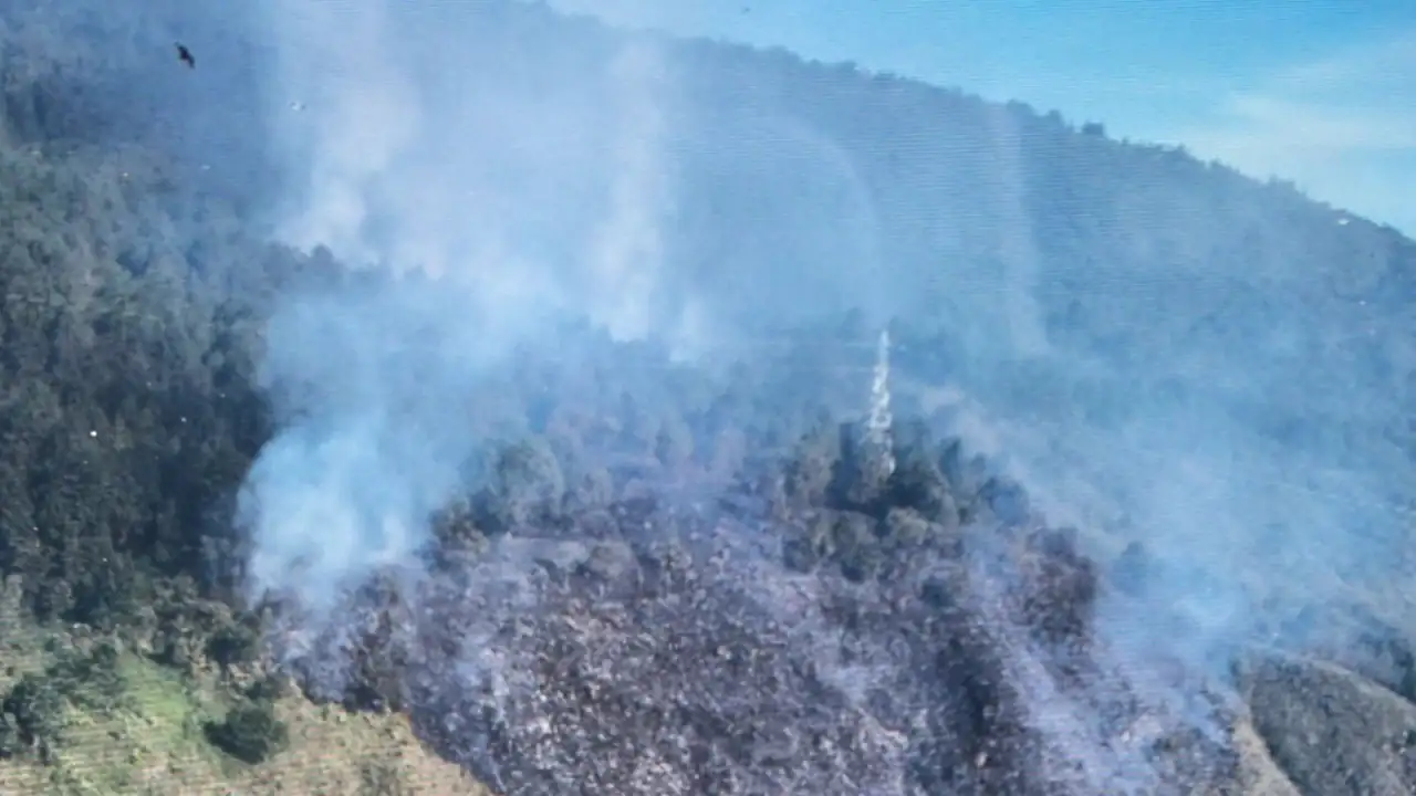 Bomberos de Medellín controlan incendio en Santa Elena después de intensas labores de siete horas santa-elena-incendio