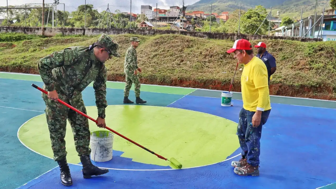 soldados-ayudan-contrucción-p´laca-san-luis