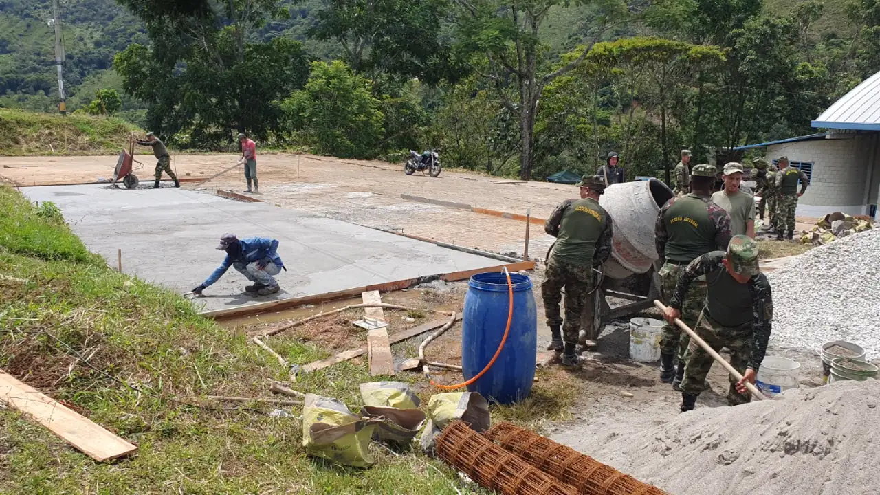 soldados-ayudan-contruccion-placa-san-luis