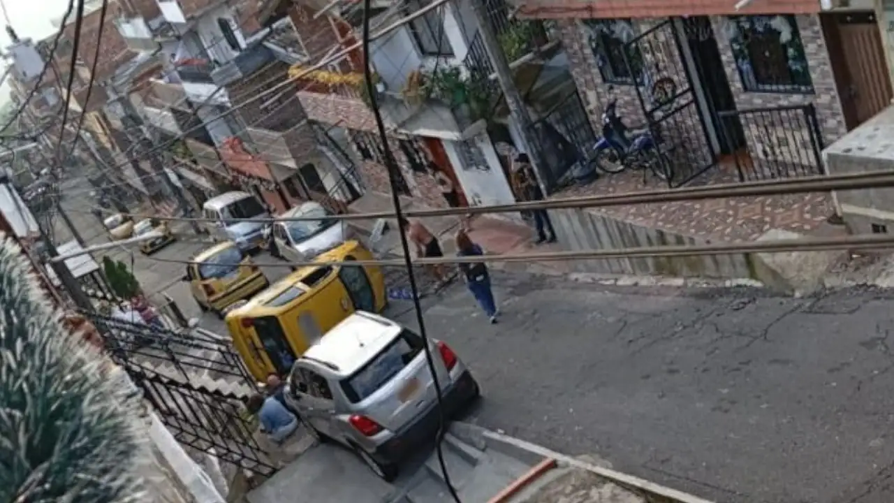 Taxi se volcó en Robledo el Diamante luego de colisionar con la reja de una vivienda accidente-taxi-robledo-el-diamante