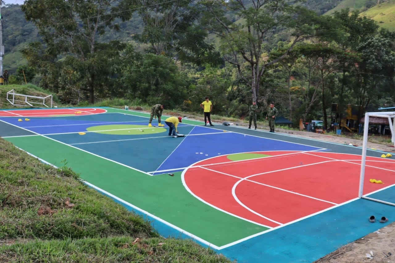 soldados-ayudan-contruccion-placa-san-luis