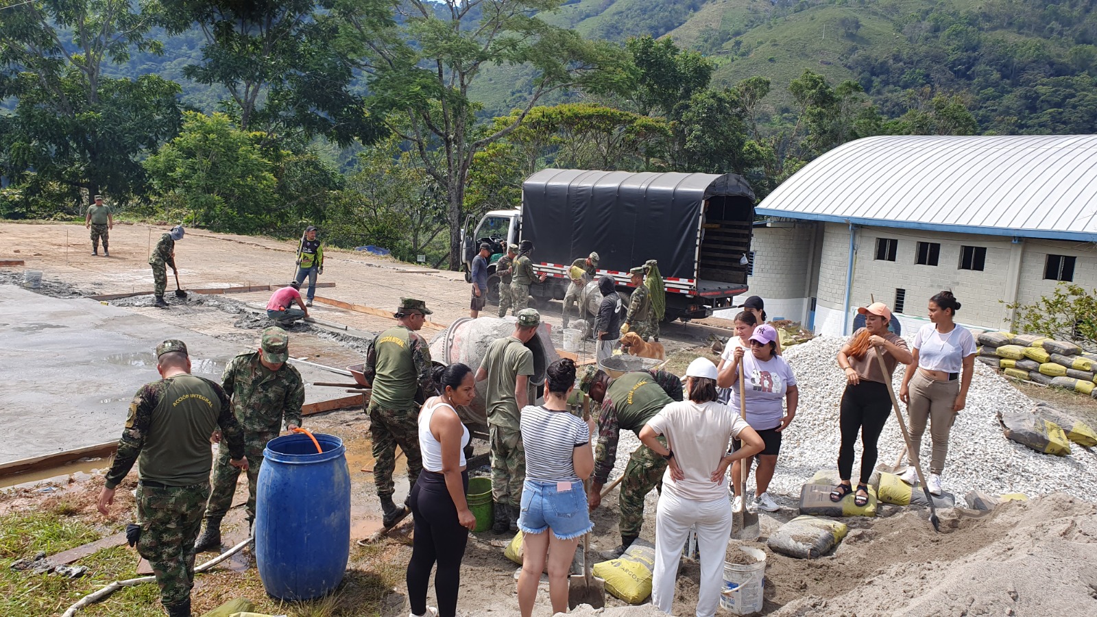 soldados-ayudan-contruccion-placa-san-luis