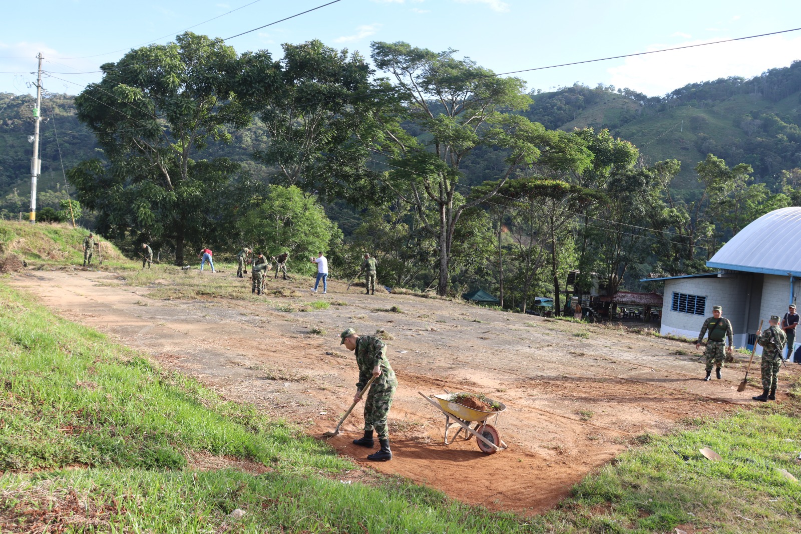 soldados-ayudan-contruccion-placa-san-luis