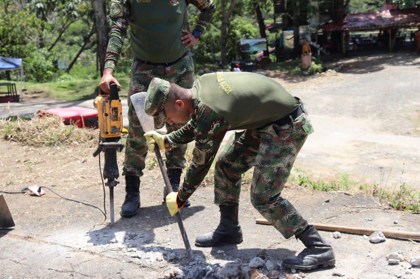 soldados-ayudan-contruccion-placa-san-luis