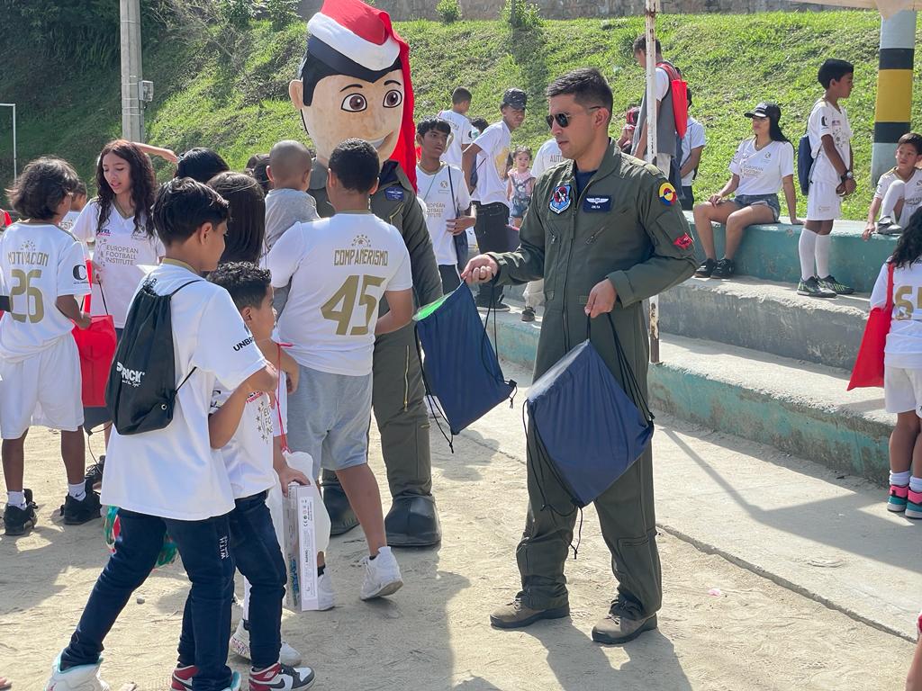 La Fuerza Aeroespacial Colombiana llevó alegría a más de 400 niños en Antioquia 3 fuerza-aeroespacial-colombiana-regalos-niños
