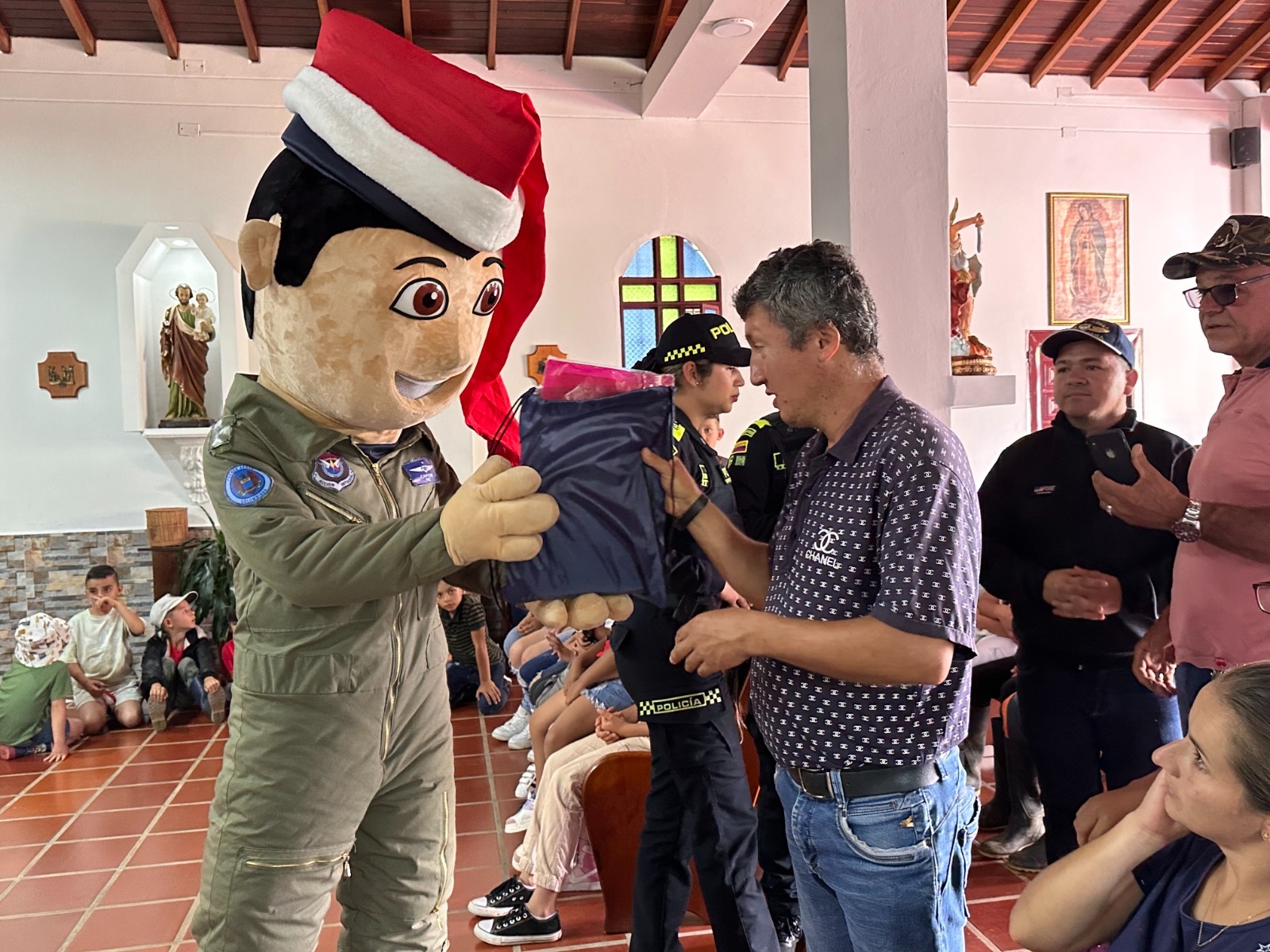 La Fuerza Aeroespacial Colombiana llevó alegría a más de 400 niños en Antioquia 2 fuerza-aeroespacial-colombiana-regalos-niños