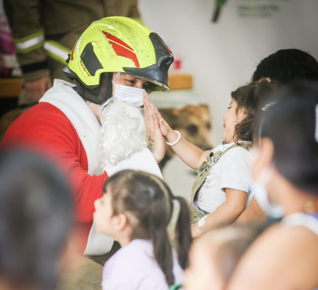 Dagrd y Bomberos Medellín les alegran la Navidad a niños en el Hospital San Vicente Fundación 2 bomberos-medellin-regalos-niños-hopitalizados