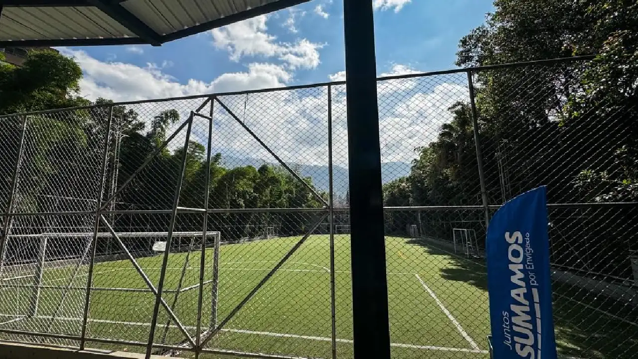 Nuevos espacios deportivos, Envigado entrega la renovada cancha del Alto de los Rave