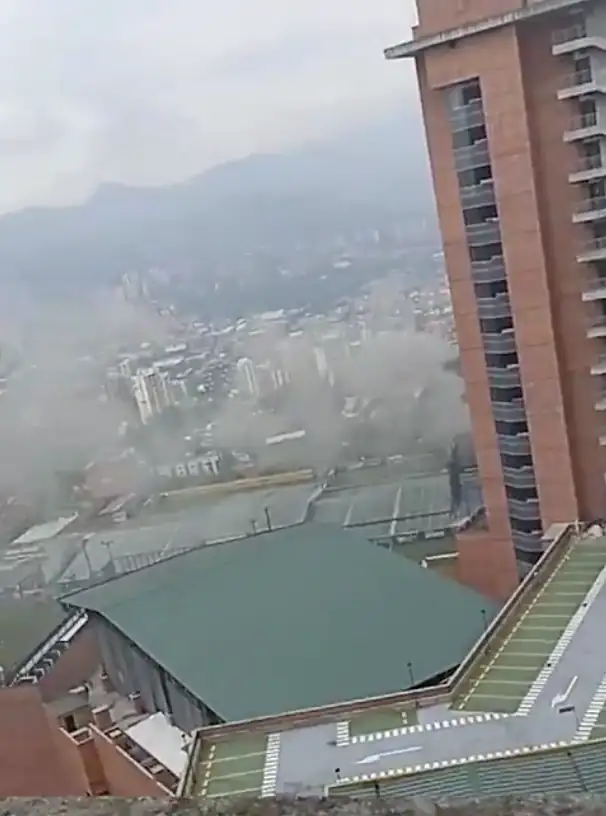 Reportan incendio en el Centro Comercial El Tesoro con densa nube de humo 1 incendio-el-tesoro-hoy-medellin