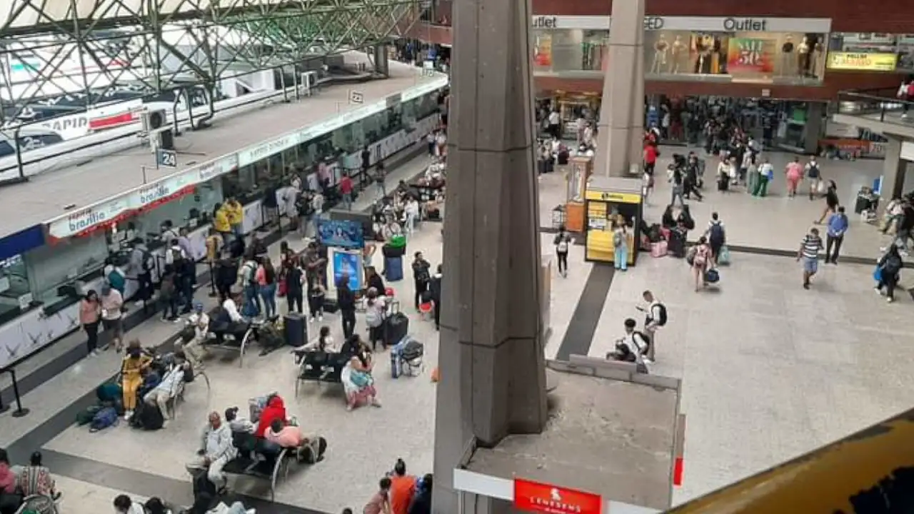 A esta hora se presenta gran congestión en la llegada y salida de pasajeros a la Terminal del Norte