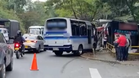 Bus se quedó sin frenos en Buenos Aires y chocó contra un poste bus-sin-frenos-buenos-aires