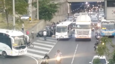 Carro se volco en la Avenida Regional cerca del Puente de la 33 1 1